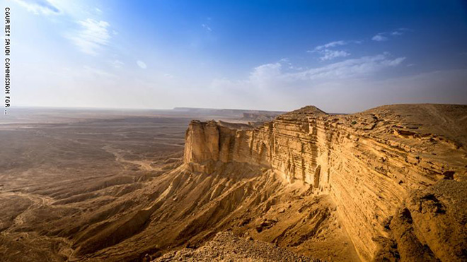 تُعد حافة العالم من أحد العجائب الجيولوجية الأكثر روعة في المملكة العربية السعودية